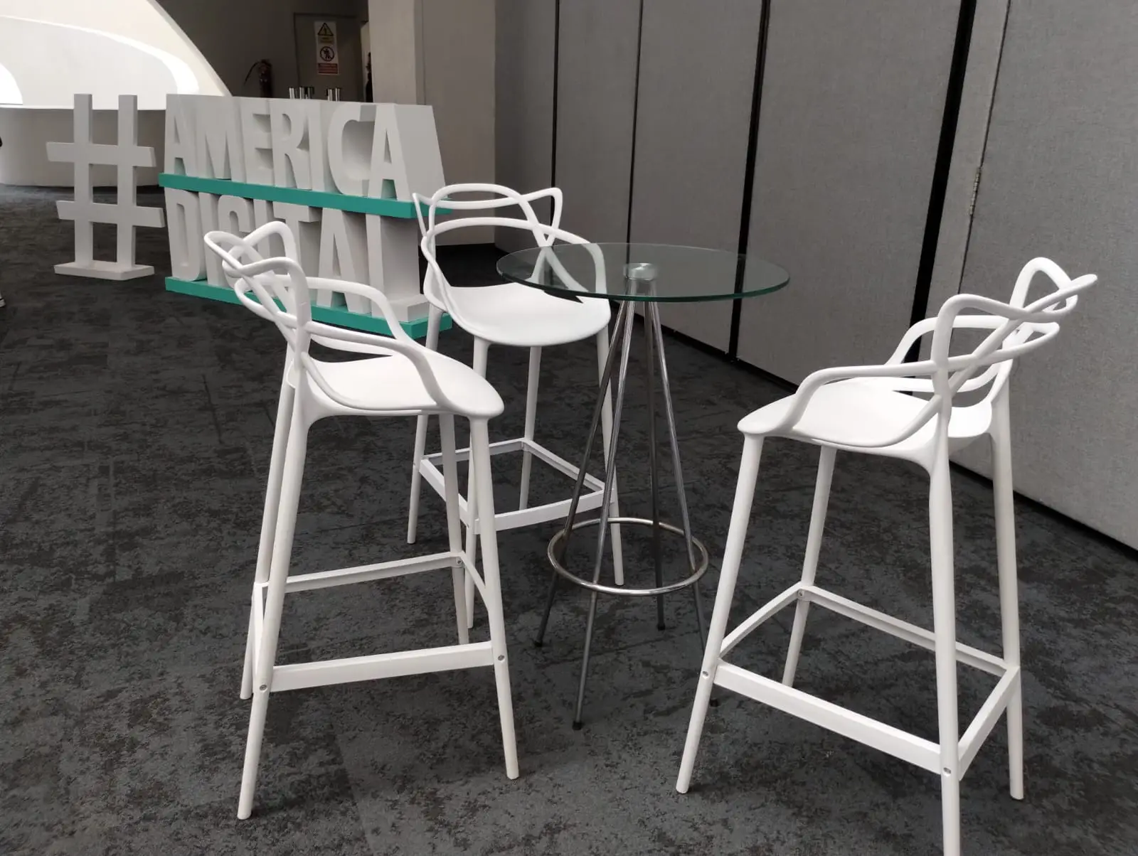 Mesas y sillas ¡Llámanos!